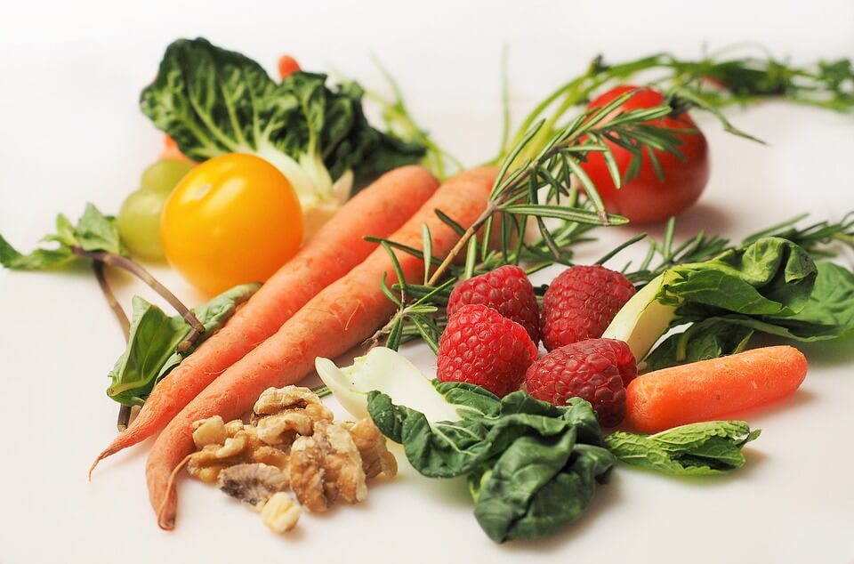 Obst und Gemüse sind für vegetarische und vegane boxen wichtig