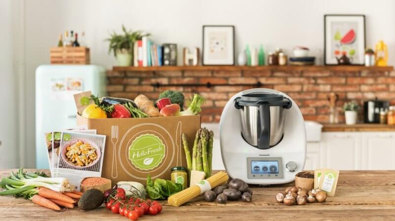 Tisch mit Thermomix, Kochbox und Lebensmitteln