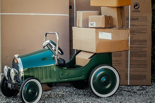 Oldtimer mit Paketen beladen
