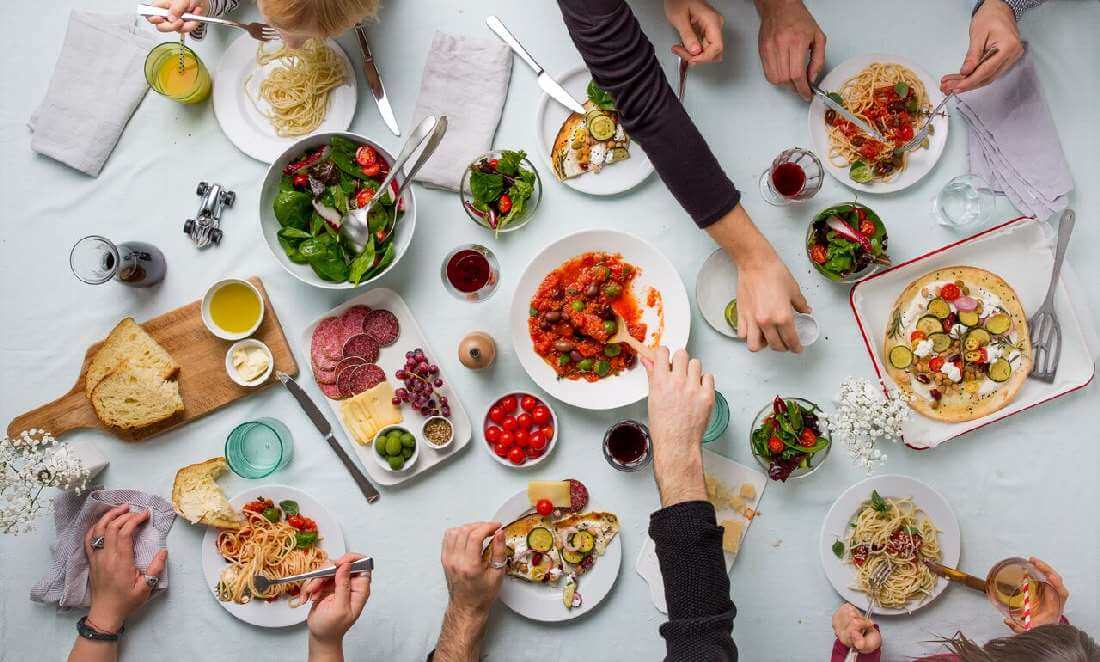 Zutaten zum Kochen auf einem Tisch